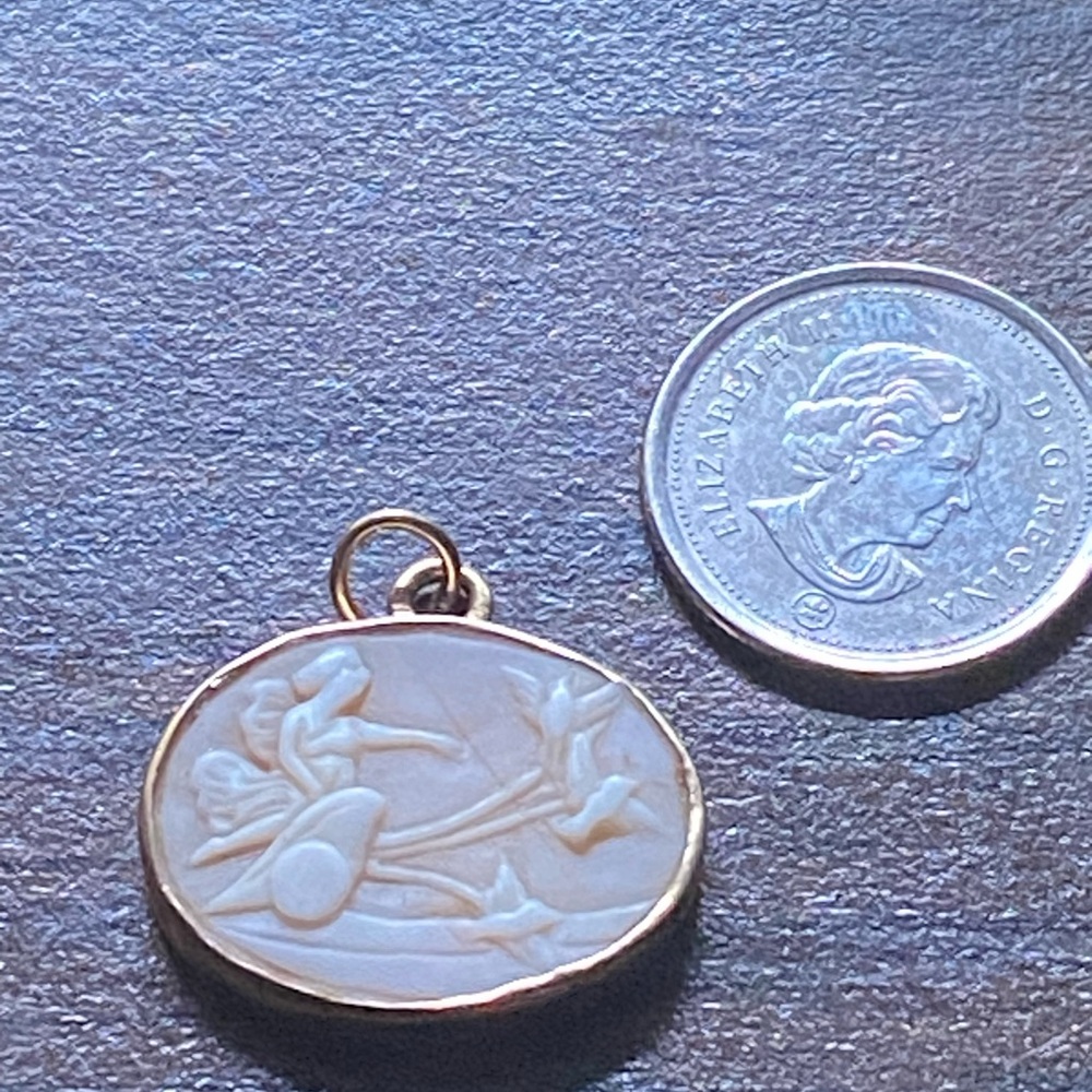 14k yellow gold cameo Venus Pendant - Picture 10 of 12